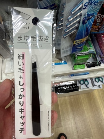 セリア5店舗で売り場を調査したまゆ毛抜きの実物