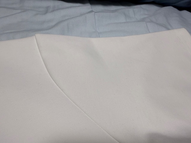 シミ取りペン使用後の白Tシャツ左腕部分を近くで撮影した写真。ケチャップのシミがほとんど目立たなくなっている