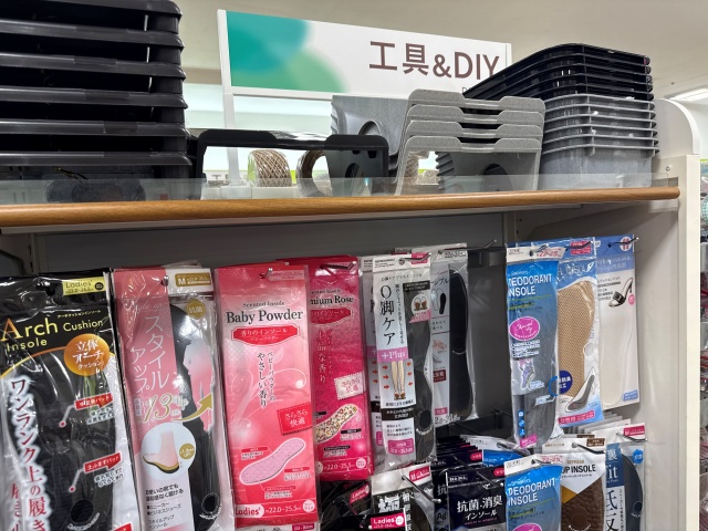 セリアアオッサモール店ではO脚ケアプラスインソールを工具＆DIYコーナーで確認した様子