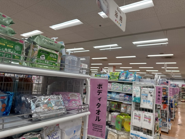 ダイソー 福井ショッピングプラザアミ店の浴用コーナーで確認したアイメイククレンジングスポンジ