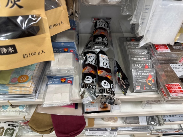 セリアで水に強い着火剤が陳列されている売り場全体