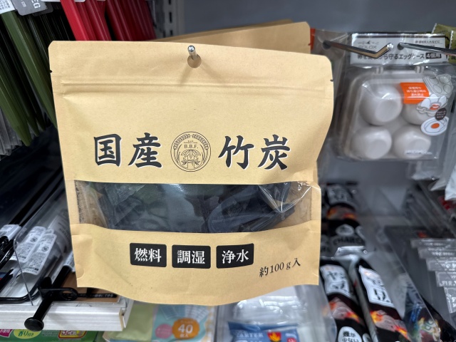 セリアで販売されている日本製の竹炭100g入りの商品パッケージ