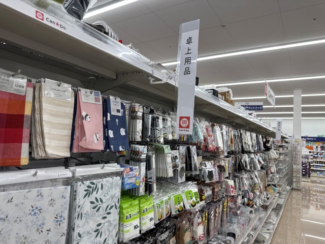 Can★Do ウエルシア鯖江上河端町店で固形着火剤を確認した卓上用品コーナー