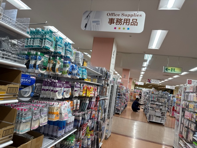 ダイソー 福井ショッピングプラザアミ店の事務用品コーナーで確認したもちっと のびーるねんど