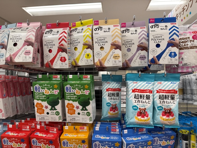 ダイソー 福井ショッピングプラザアミ店の事務用品コーナーを近くから撮影した売り場写真