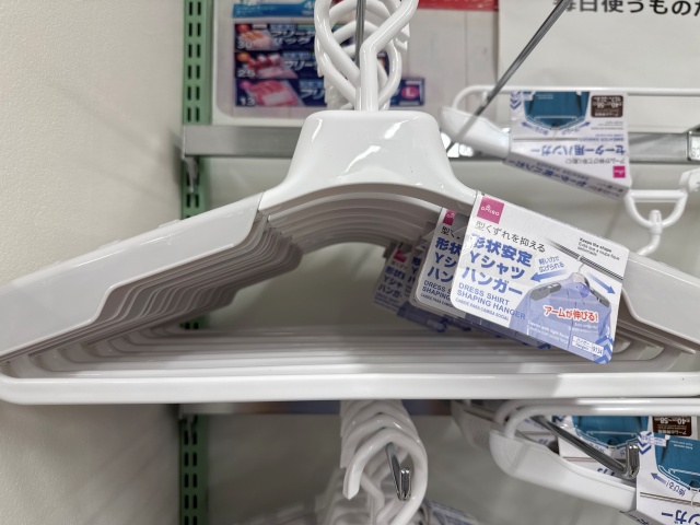 ダイソーの形状安定ワイシャツハンガーの商品正面