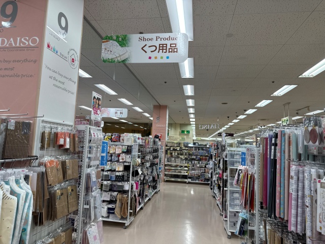 ダイソー福井ショッピングプラザアミ店のくつ用品コーナーに置かれた靴の補修用パッチ